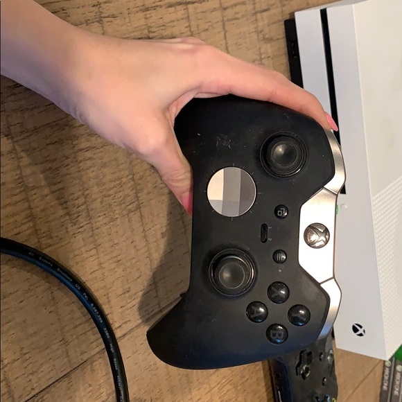 SOLD! XBOX 1S, 27 games, 2 controllers, 1 Elite - Picture 3 of 5